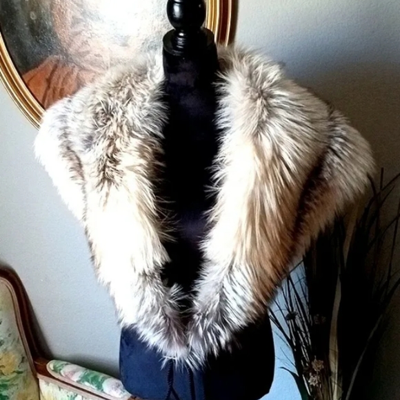 Vintage Carolina Herrera / Saks Fifth Avenue - Golden Isle Fox Collar Stole Wrap